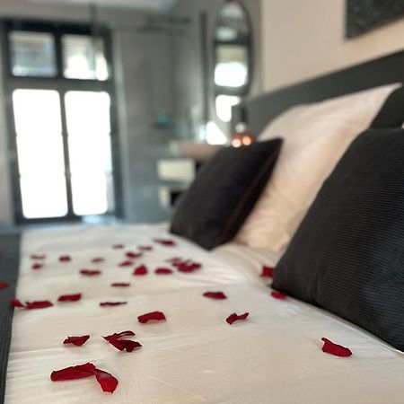פרפיניין Ennea - Jacuzzi & Luxury Suites (Adults Only) מראה חיצוני תמונה