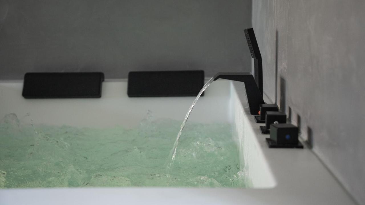 פרפיניין Ennea - Jacuzzi & Luxury Suites (Adults Only) מראה חיצוני תמונה