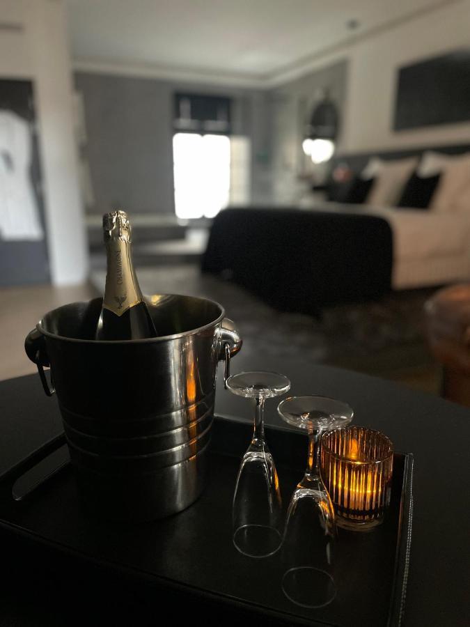 פרפיניין Ennea - Jacuzzi & Luxury Suites (Adults Only) מראה חיצוני תמונה